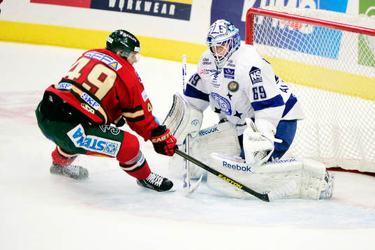 Frölundas Sebastian Collberg och Leksands målvakt Oscar
