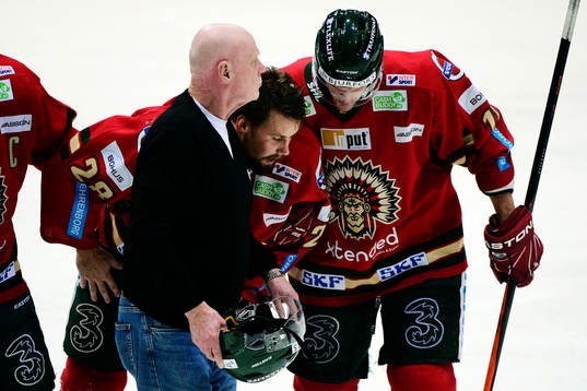 Frölundas Dick Axelsson får hjälp av isen