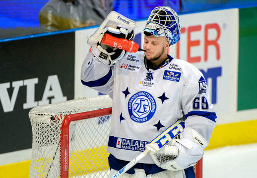 Leksands målvakt Oscar Alsenfelt dricker vatten