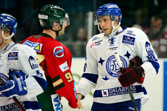 Leksands Fabian Brunnström tackar Frölundas Evan McGrath