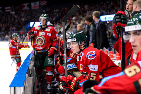 Frölundas John Klingberg sitter på bänken