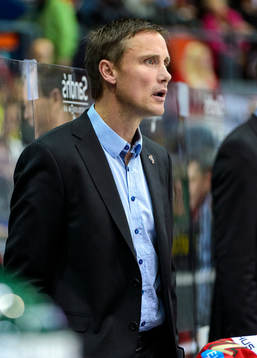 Frölundas tränare Roger Rönnberg ser häpen ut