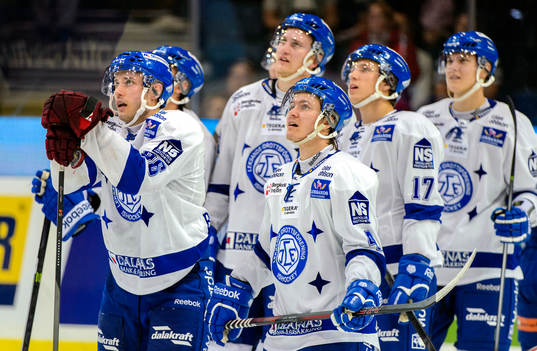 Leksands Fabian Brunnström och resten av laget tittar på