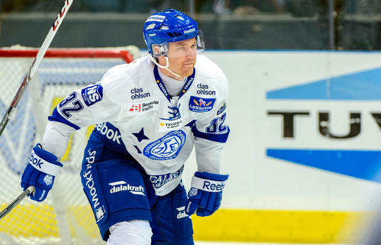 Leksands Jens Bergenström åker mot spelarbåsen