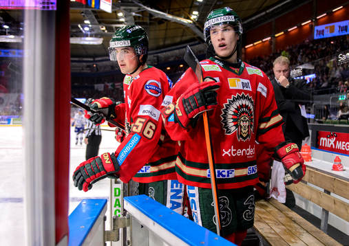 Frölundas Erik Gustafsson och Tom Nilsson i spelarbåset