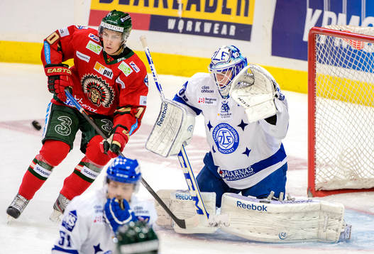 Frölundas Alexander Wennerberg täcker framför Leksands