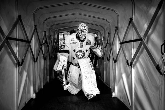 Leksands målvakt Oscar Alsenfelt går genom spelartunneln