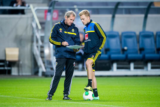 Förbundskaptenen Erik Hamrén och Sebastian Larsson
