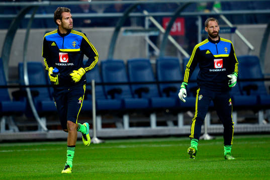 Sveriges målvakt Andreas Isaksson och målvakt Johan