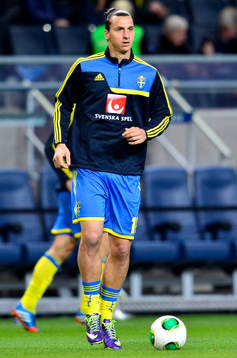 Sveriges Zlatan Ibrahimovic värmer upp innan