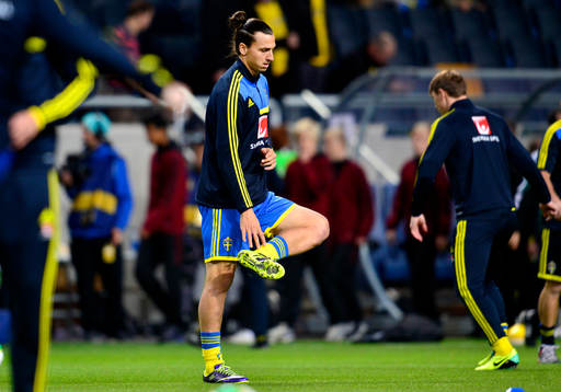 Sveriges Zlatan Ibrahimovic värmer upp innan
