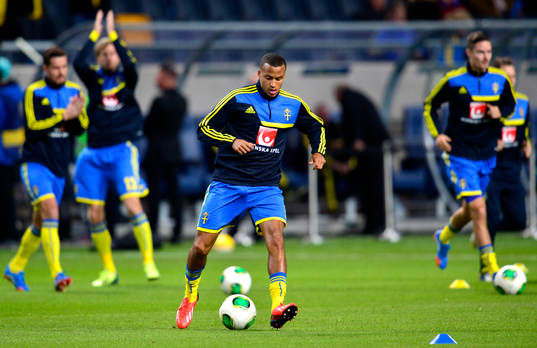 Sveriges Martin Olsson värmer upp innan fotbollsmatchen i