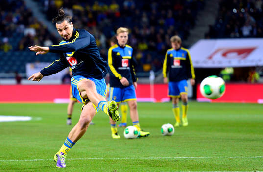 Sveriges Zlatan Ibrahimovic värmer upp innan
