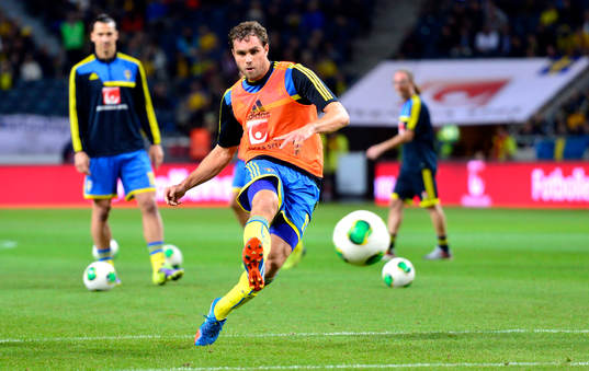 Sveriges Johan Elmander värmer upp innan fotbollsmatchen i