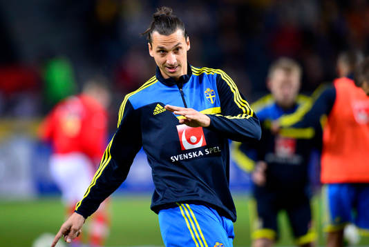 Sveriges Zlatan Ibrahimovic värmer upp innan