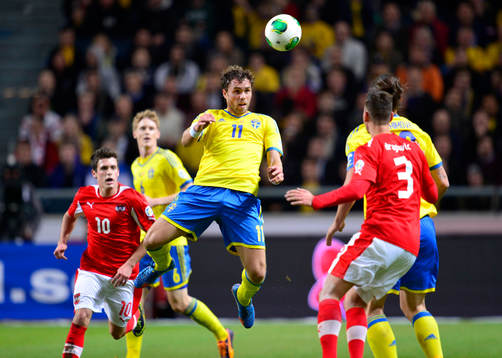 Sveriges Johan Elmander nickar bollen
