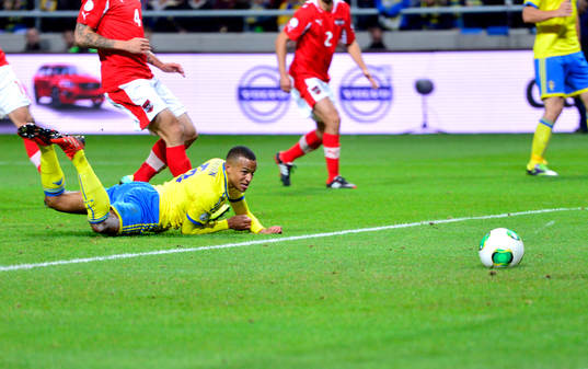 Sveriges Martin Olsson nickar in bollen till 1-1