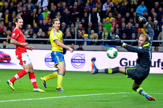 Sveriges Zlatan Ibrahimovic gör 2-1