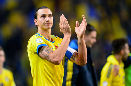 Sveriges Zlatan Ibrahimovic tackar publiken
