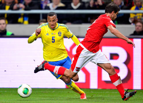 Sveriges Martin Olsson med bollen