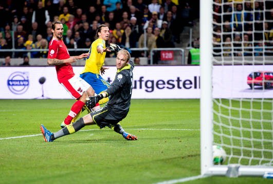 Sveriges Zlatan Ibrahimovic gör 2-1 bakom Österrikes