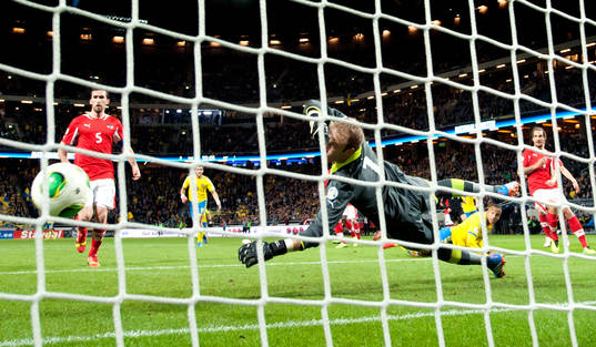 Sveriges Martin Olsson gör 1-1 bakom Österrikes målvakt