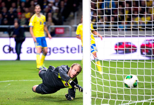 Österrikes målvakt Robert Almer ser 1-1 gå in i mål som