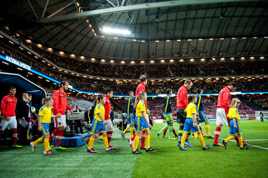 Lagen marscherar in innan fotbollsmatchen i VM-kvalet