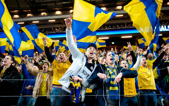 Svenska supportrar hejar på Sverige