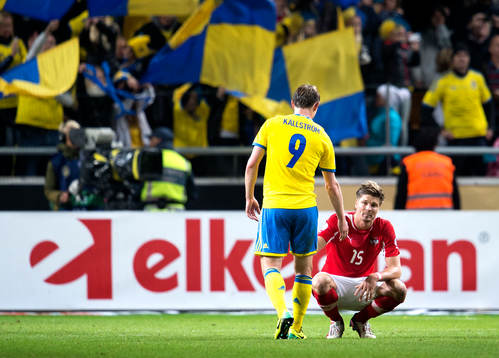 Sveriges Kim Källström tackar Österrikes Sebastian