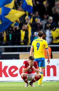 Sveriges Kim Källström tackar Österrikes Sebastian