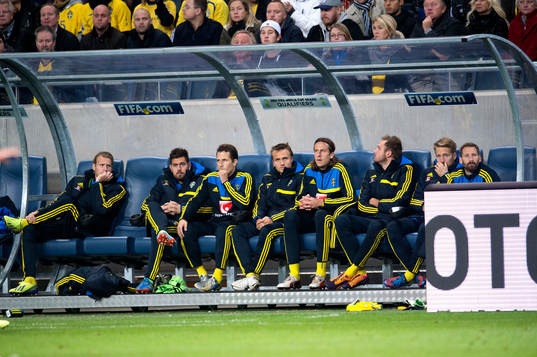 Sveriges avbytarbänk med Ola Toivonen, målvakt målvakt