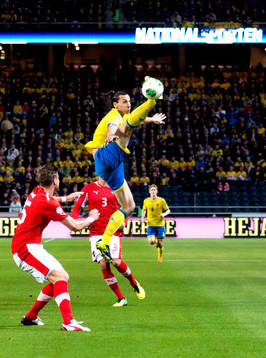 Sveriges Zlatan Ibrahimovic med en hög nedtagning