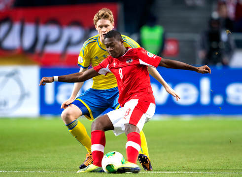 Österrikes David Alaba och Sveriges Rasmus Elm