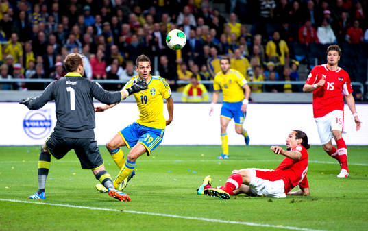 Sveriges Alexander Kacaniklic har en tidig chans