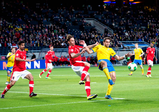 Sveriges Johan Elmander och Österrikes Sebastian Prödl