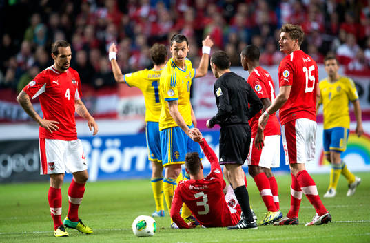 Sveriges Zlatan Ibrahimovic hjälper Österrikes Aleksandar