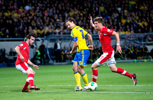 Sveriges Zlatan Ibrahimovic lurar Österrikes Martin Olsson