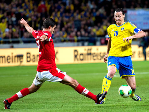 Sveriges  Zlatan Ibrahimovic och Österrikes György Garics