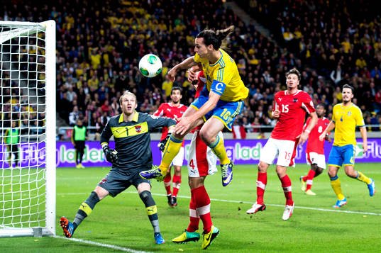 Sveriges Zlatan Ibrahimovic och Österrikes målvakt Robert