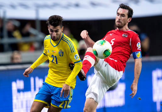 Sveriges Jimmy Durmaz och Österrikes Christian Fuchs