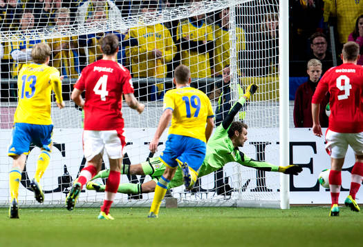 Sveriges målvakt Andreas Isaksson slänger sig