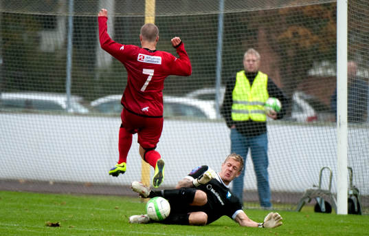 Malmös målvakt Johan Dahlin räddar