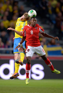 Sveriges Rasmus Elm i nickduell med Österrikes David Alaba