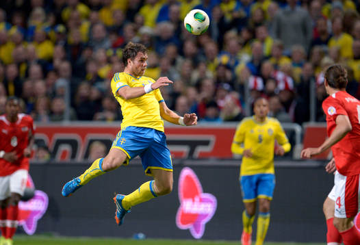 Sveriges Johan Elmander nickar bollen