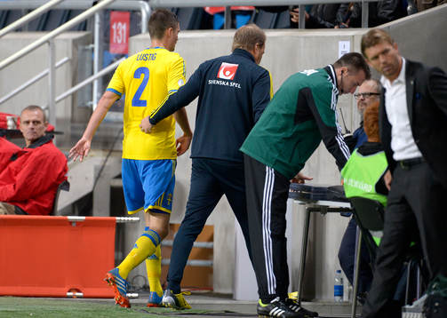 Sveriges Mikael Lustig lämnar skadad planen
