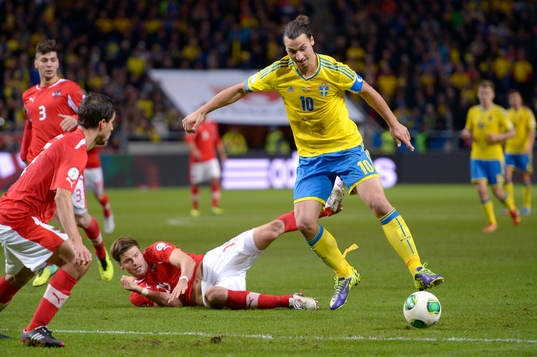Sveriges Zlatan Ibrahimovic med bollen