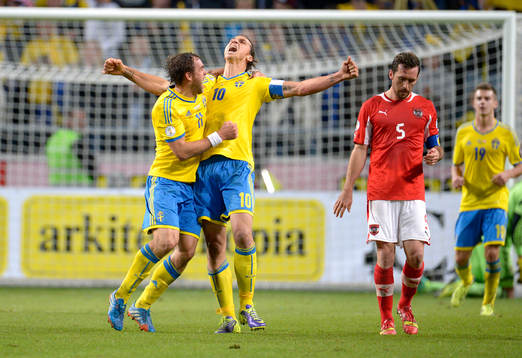 Sveriges Johan Elmander och Zlatan Ibrahimovic jublar