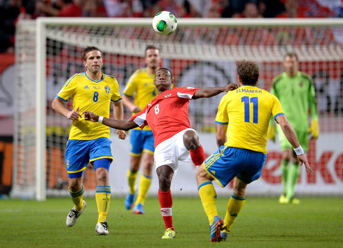 Österrikes David Alaba med bollen