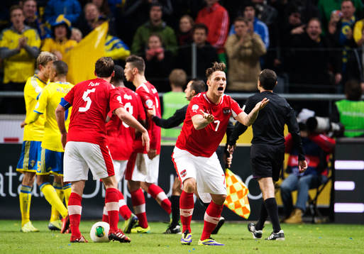 Österrikes Marko Arnautovic får rött kort och skriker